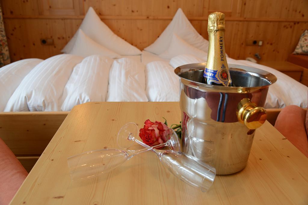 "Quality Hosts Arlberg" Hotel Garni Moessmer Санкт-Антон-ам-Арльберг Екстер'єр фото