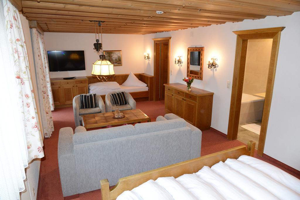 "Quality Hosts Arlberg" Hotel Garni Moessmer Санкт-Антон-ам-Арльберг Екстер'єр фото